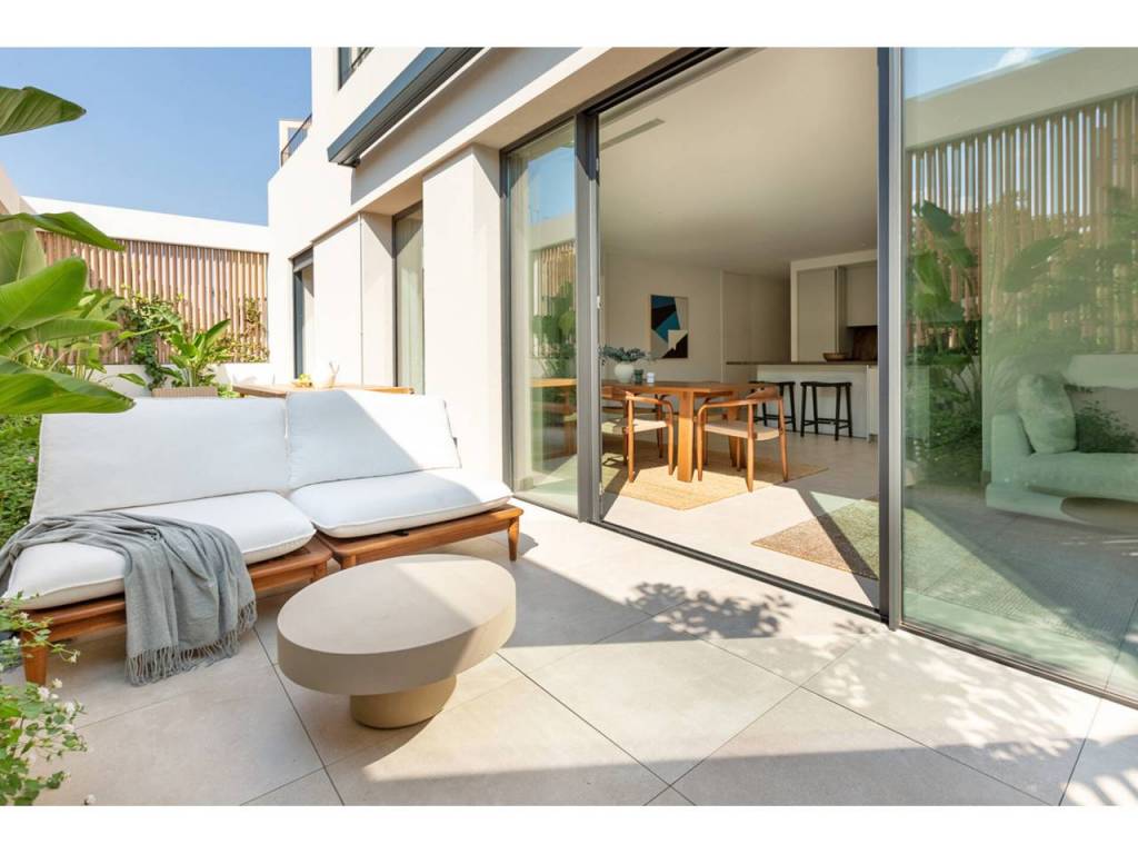GROßZÜGIGE UND ELEGANTE ERDGESCHOSS-WOHNUNG MIT PRIVATER TERRASSE IN SON ARMADAMS