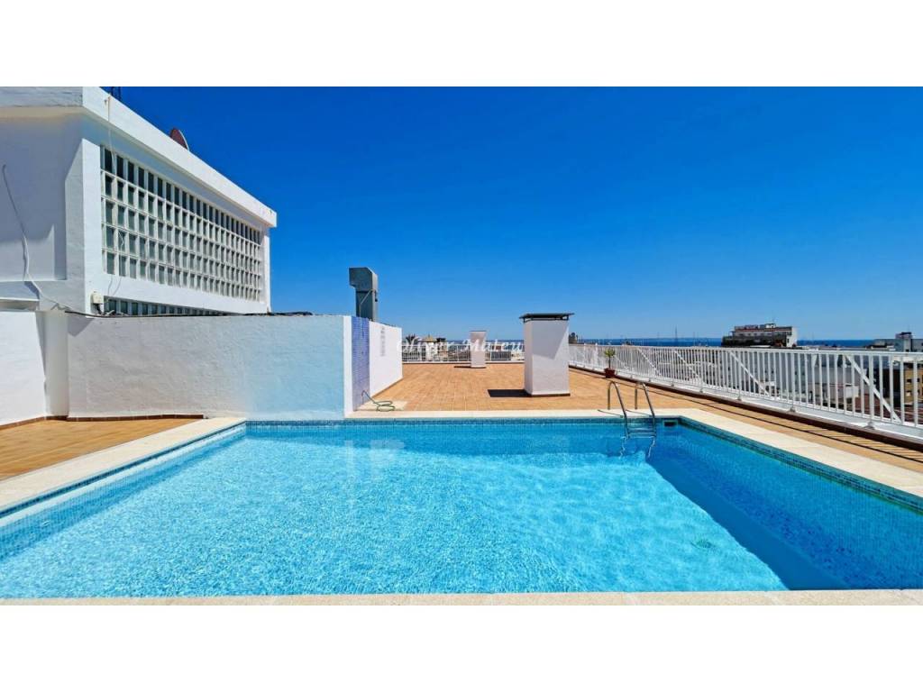 GERÄUMIGE UND RENOVIERT MIT EXKLUSIVEM BLICK AUF DEN PALMA SPORT & TENNIS CLUB