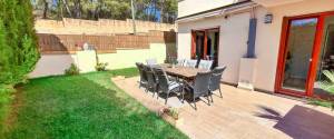 ERDGESCHOSS-WOHNUNG MIT TERRASSE, GARTEN UND PARKPLATZ