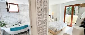 ERDGESCHOSS-WOHNUNG MIT TERRASSE, GARTEN UND PARKPLATZ
