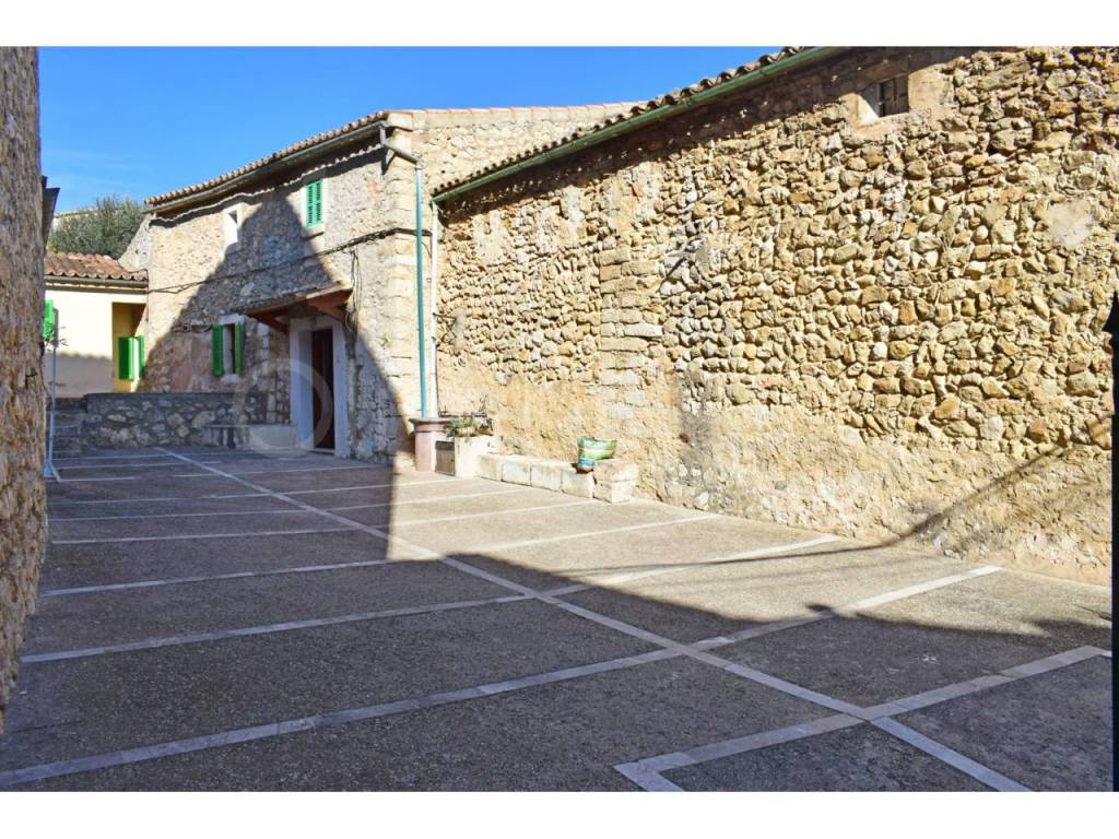 OPORTUNIDAD CASA MALLORQUINA EN SELVA CON PATIO-TERRAZA Y GARAJE PROPIO