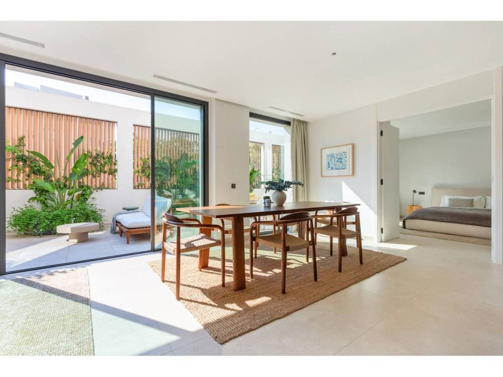 AMPLIA Y SOSTIFICADA PLANTA BAJA CON TERRAZA PRIVADA EN SON ARMADAMS
