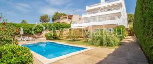 PLANTA BAJA JUNTO A LA PLAYA CON PISCINA COMUNITARIA Y JARDÍN PROPIO EN PORTO COLOM