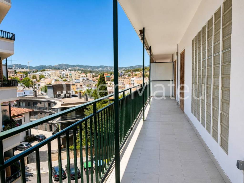 LUMINOSO PISO EN VENTA CON PARKING Y GRANDES POSIBILIDADES EN SON ARMADANS
