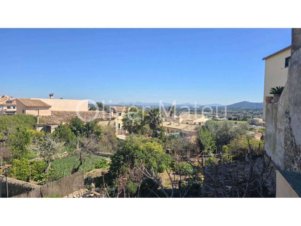 CASA MALLORQUINA CON GRAN COCHERA Y PEQUEÑO JARDÍN