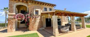 VILLA WITH HOLIDAY RENTAL LICENSE, TWO GUEST HOUSES AND HORSE STABLES