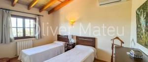 VILLA WITH HOLIDAY RENTAL LICENSE, TWO GUEST HOUSES AND HORSE STABLES