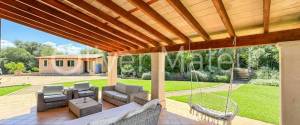 VILLA WITH HOLIDAY RENTAL LICENSE, TWO GUEST HOUSES AND HORSE STABLES