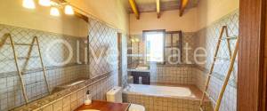 VILLA WITH HOLIDAY RENTAL LICENSE, TWO GUEST HOUSES AND HORSE STABLES