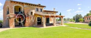 VILLA WITH HOLIDAY RENTAL LICENSE, TWO GUEST HOUSES AND HORSE STABLES