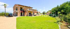 VILLA WITH HOLIDAY RENTAL LICENSE, TWO GUEST HOUSES AND HORSE STABLES