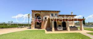 VILLA WITH HOLIDAY RENTAL LICENSE, TWO GUEST HOUSES AND HORSE STABLES