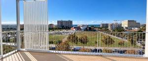 ÁTICO EXCLUSIVO CON TERRAZA Y SOLARIUM PRIVADO, VISTAS AL MAR Y A PASOS DE LA PLAYA