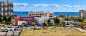 ÁTICO EXCLUSIVO CON TERRAZA Y SOLARIUM PRIVADO, VISTAS AL MAR Y A PASOS DE LA PLAYA