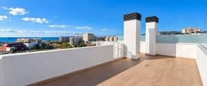 ÁTICO EXCLUSIVO CON TERRAZA Y SOLARIUM PRIVADO, VISTAS AL MAR Y A PASOS DE LA PLAYA