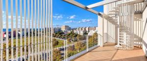 ÁTICO EXCLUSIVO CON TERRAZA Y SOLARIUM PRIVADO, VISTAS AL MAR Y A PASOS DE LA PLAYA