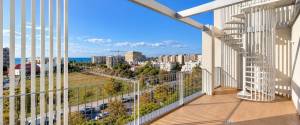 ÁTICO EXCLUSIVO CON TERRAZA Y SOLARIUM PRIVADO, VISTAS AL MAR Y A PASOS DE LA PLAYA