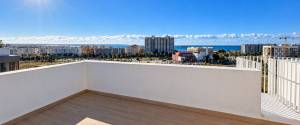 ÁTICO EXCLUSIVO CON TERRAZA Y SOLARIUM PRIVADO, VISTAS AL MAR Y A PASOS DE LA PLAYA