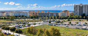 ÁTICO EXCLUSIVO CON TERRAZA Y SOLARIUM PRIVADO, VISTAS AL MAR Y A PASOS DE LA PLAYA