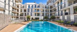 ÁTICO EXCLUSIVO CON TERRAZA Y SOLARIUM PRIVADO, VISTAS AL MAR Y A PASOS DE LA PLAYA