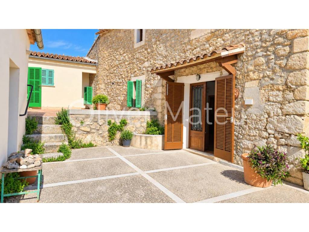 OPORTUNIDAD CASA MALLORQUINA EN SELVA CON PATIO-TERRAZA Y GARAJE PROPIO