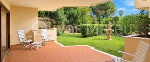 Dúplex de 300 m² con jardín privado, garaje y acceso comunitario directo a la playa de Cala Vinyes
