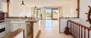 Dúplex de 300 m² con jardín privado, garaje y acceso comunitario directo a la playa de Cala Vinyes