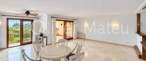 Dúplex de 300 m² con jardín privado, garaje y acceso comunitario directo a la playa de Cala Vinyes