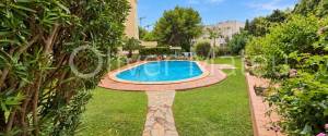 Dúplex de 300 m² con jardín privado, garaje y acceso comunitario directo a la playa de Cala Vinyes