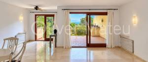 Dúplex de 300 m² con jardín privado, garaje y acceso comunitario directo a la playa de Cala Vinyes