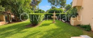 Dúplex de 300 m² con jardín privado, garaje y acceso comunitario directo a la playa de Cala Vinyes