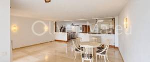 Dúplex de 300 m² con jardín privado, garaje y acceso comunitario directo a la playa de Cala Vinyes