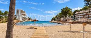 Dúplex de 300 m² con jardín privado, garaje y acceso comunitario directo a la playa de Cala Vinyes