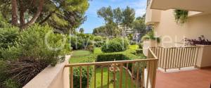 Dúplex de 300 m² con jardín privado, garaje y acceso comunitario directo a la playa de Cala Vinyes