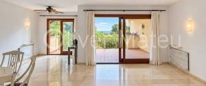 Dúplex de 300 m² con jardín privado, garaje y acceso comunitario directo a la playa de Cala Vinyes
