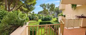Dúplex de 300 m² con jardín privado, garaje y acceso comunitario directo a la playa de Cala Vinyes