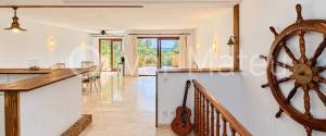 Dúplex de 300 m² con jardín privado, garaje y acceso comunitario directo a la playa de Cala Vinyes