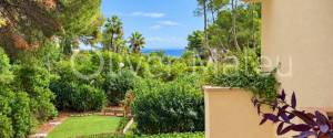 Dúplex de 300 m² con jardín privado, garaje y acceso comunitario directo a la playa de Cala Vinyes