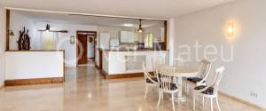 Dúplex de 300 m² con jardín privado, garaje y acceso comunitario directo a la playa de Cala Vinyes