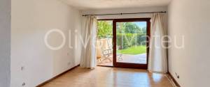 Dúplex de 300 m² con jardín privado, garaje y acceso comunitario directo a la playa de Cala Vinyes