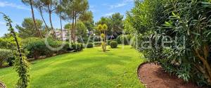 Dúplex de 300 m² con jardín privado, garaje y acceso comunitario directo a la playa de Cala Vinyes