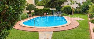 Dúplex de 300 m² con jardín privado, garaje y acceso comunitario directo a la playa de Cala Vinyes
