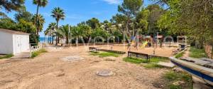 Dúplex de 300 m² con jardín privado, garaje y acceso comunitario directo a la playa de Cala Vinyes