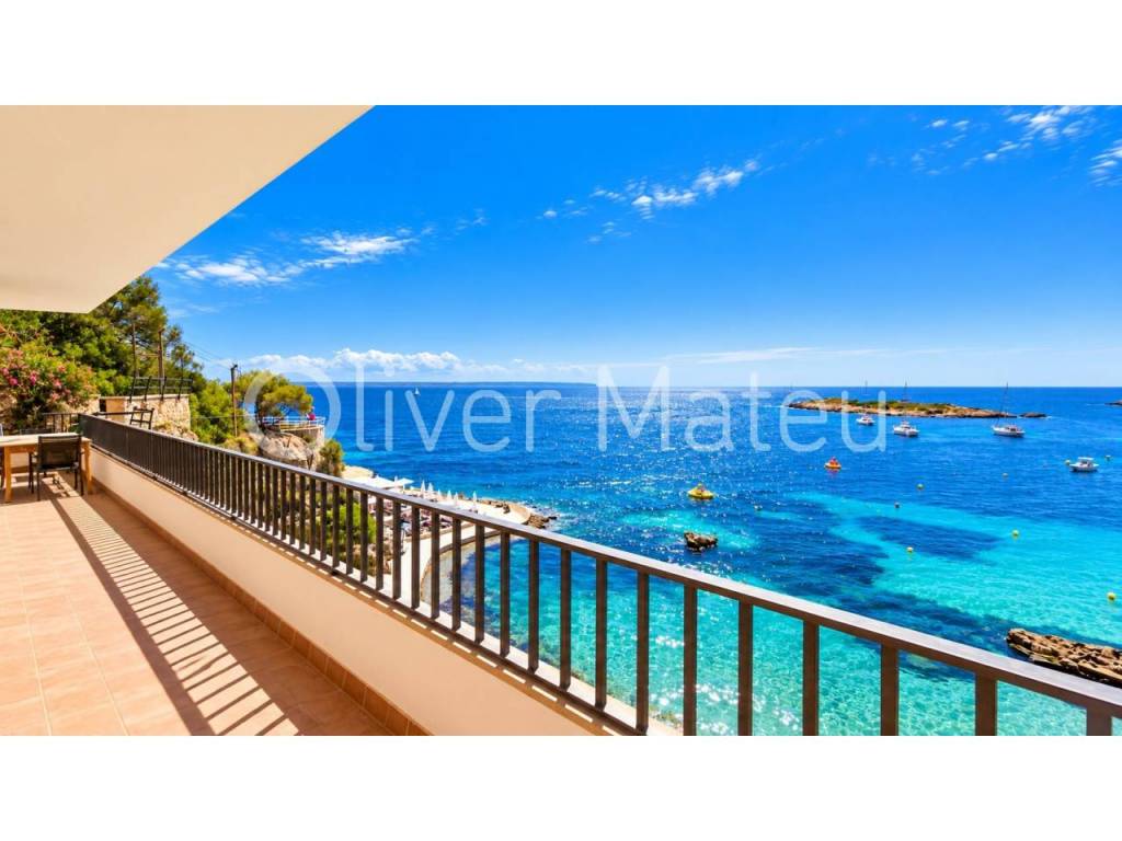 APARTAMENTO CON TERRAZA Y VISTAS FRONTALES AL MAR EN ILLETAS